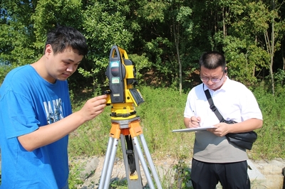 烈日下的測繪人 用汗水丈量世界，用專業服務未來